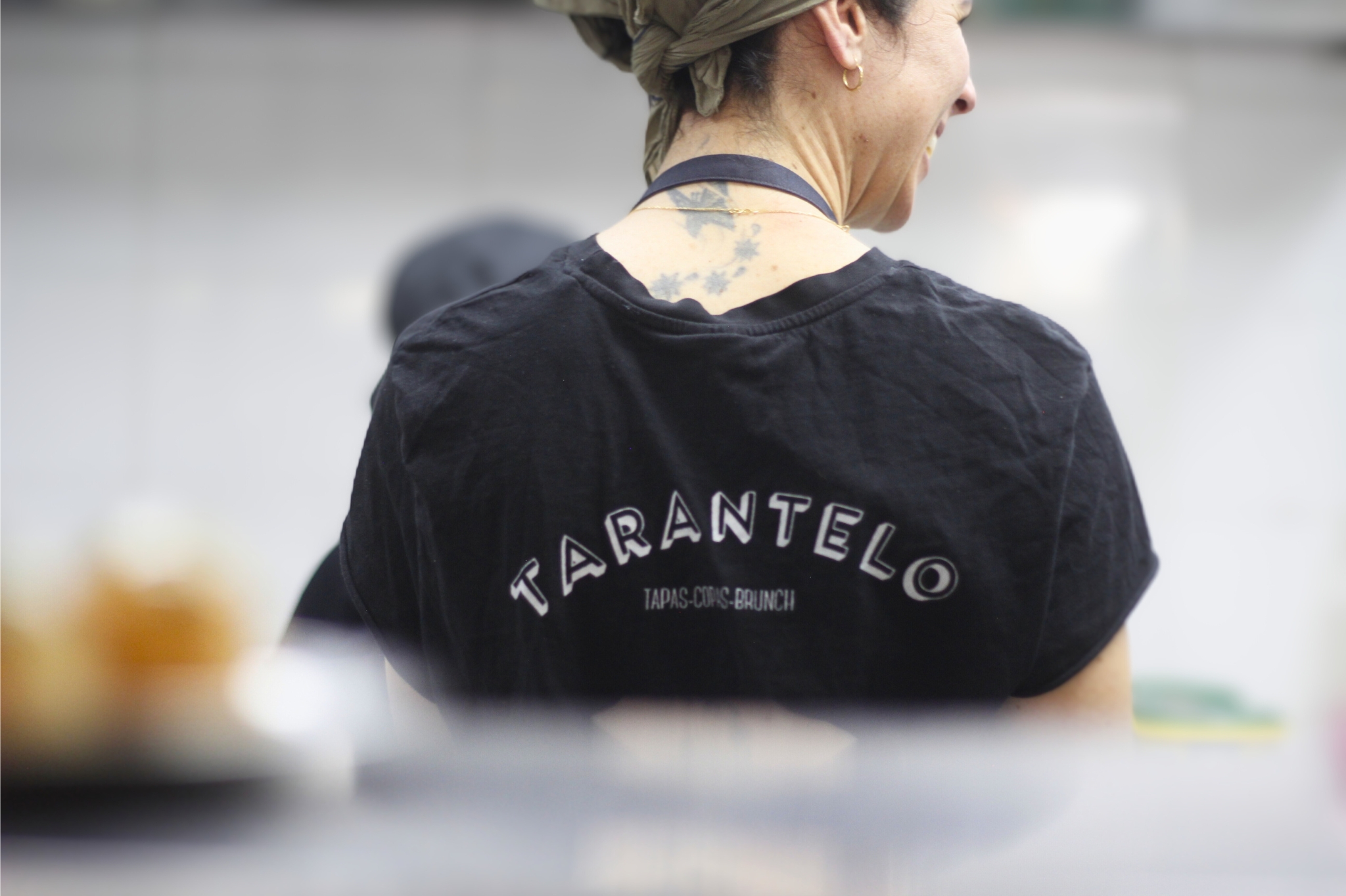 Interior cálido del restaurante Tarantelo