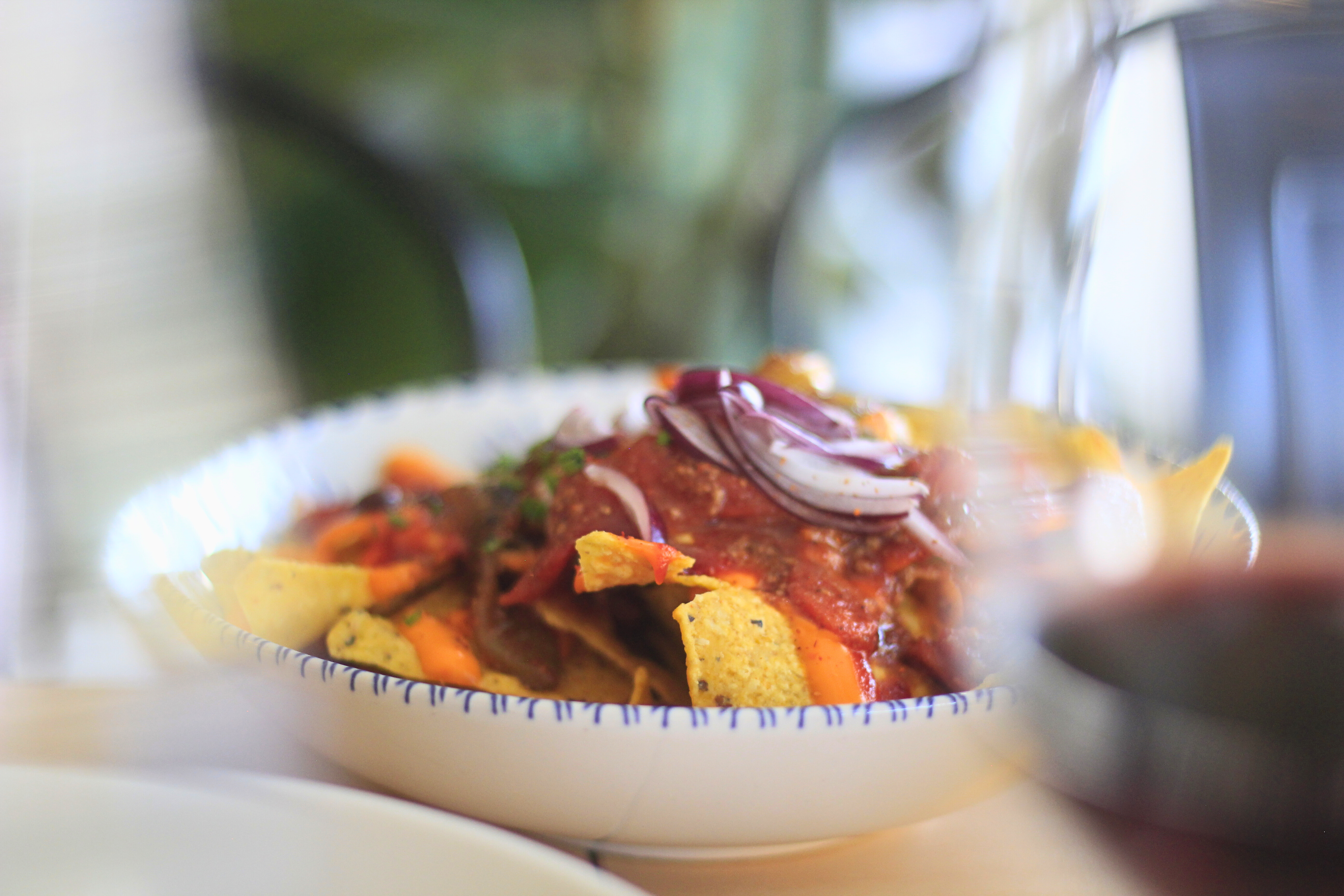 Acogedora zona de bar con taburetes e iluminación