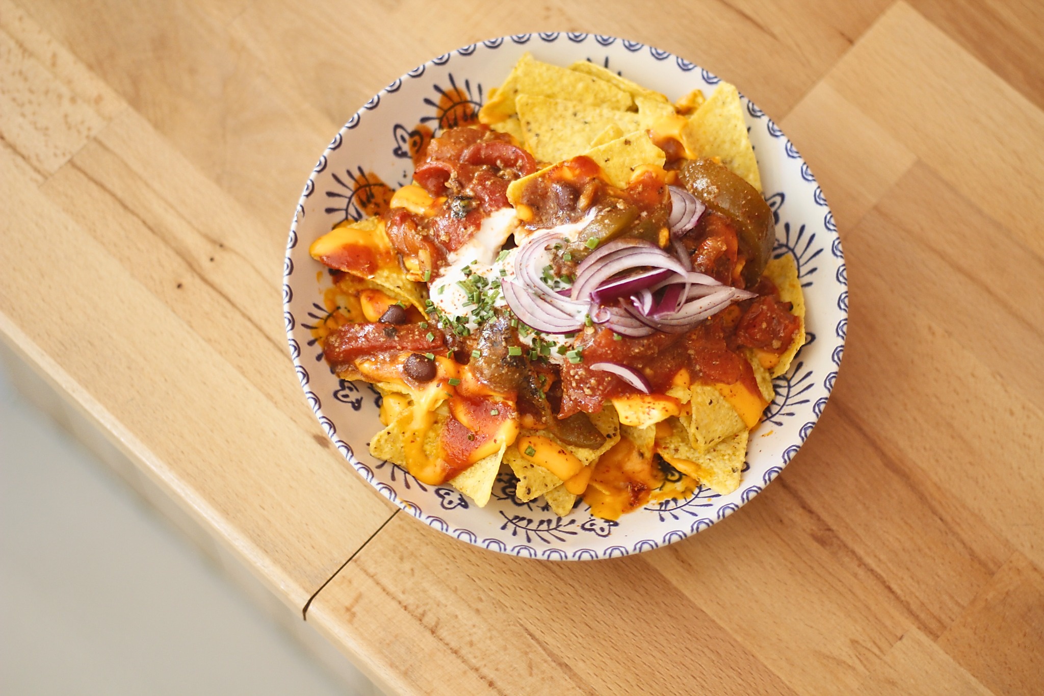 Comida emplatada hermosamente sobre mesa oscura