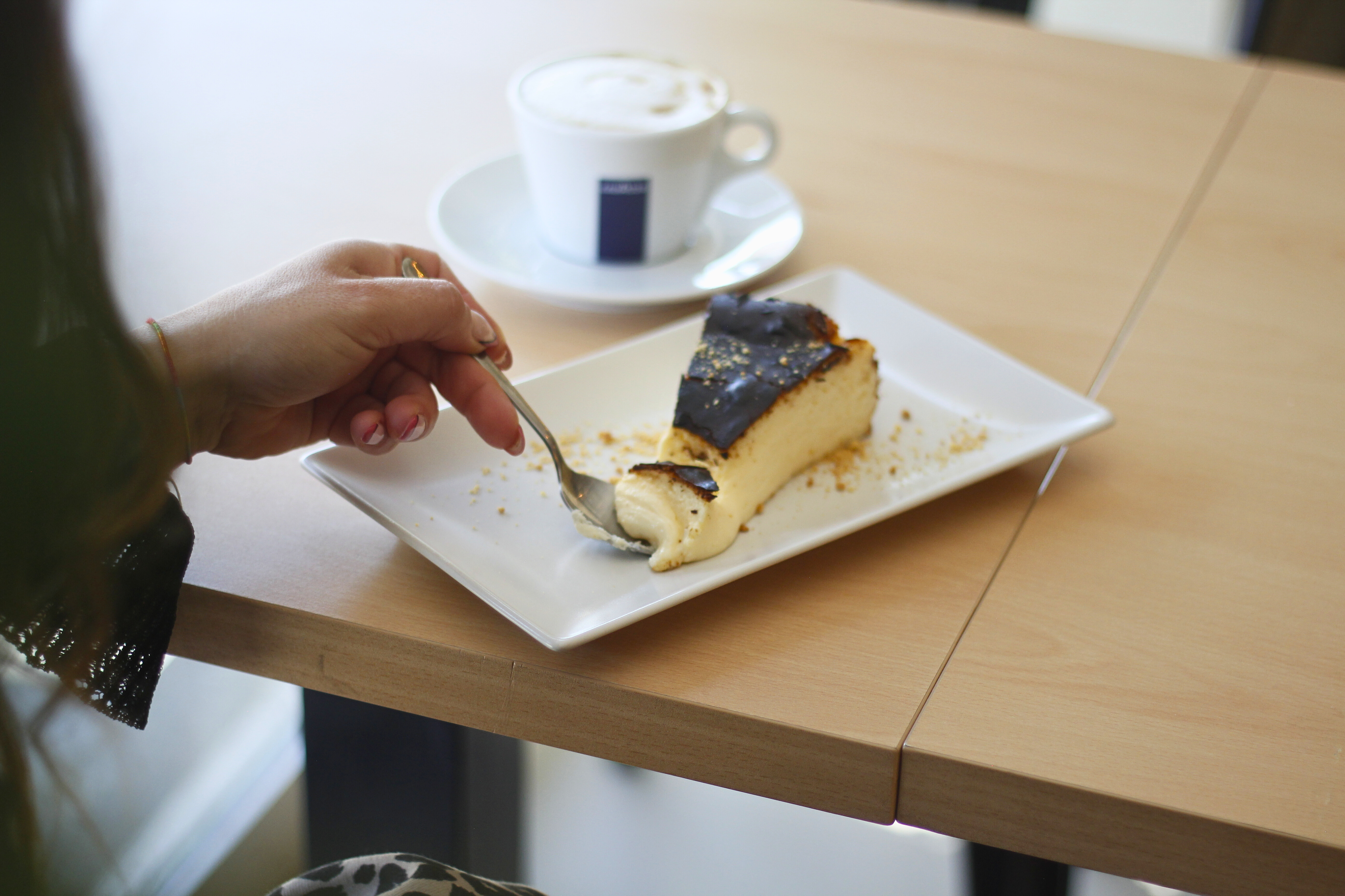 Plato de ensalada saludable con ingredientes frescos