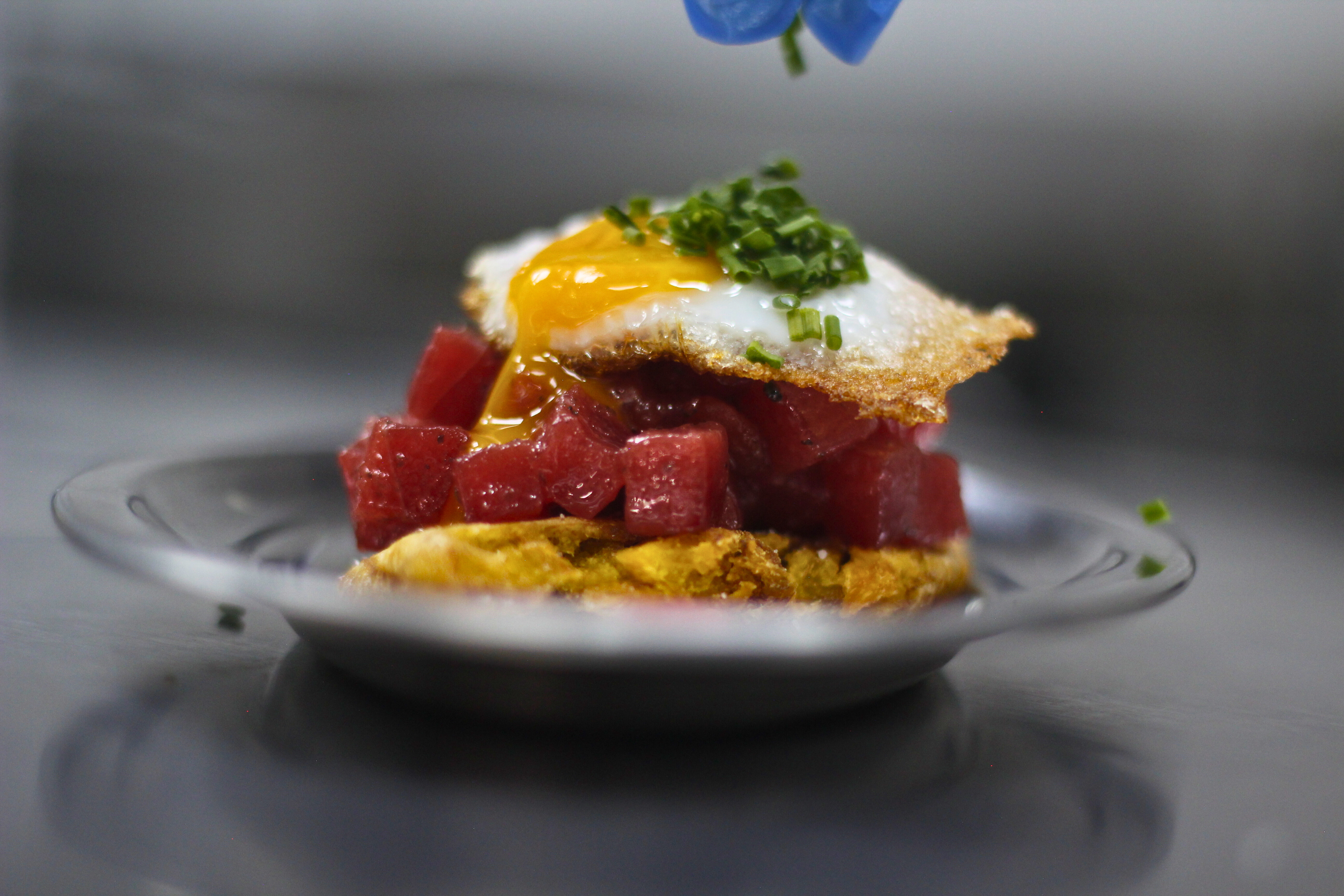 Patacón de Atún Trufado con Huevo de Codorniz