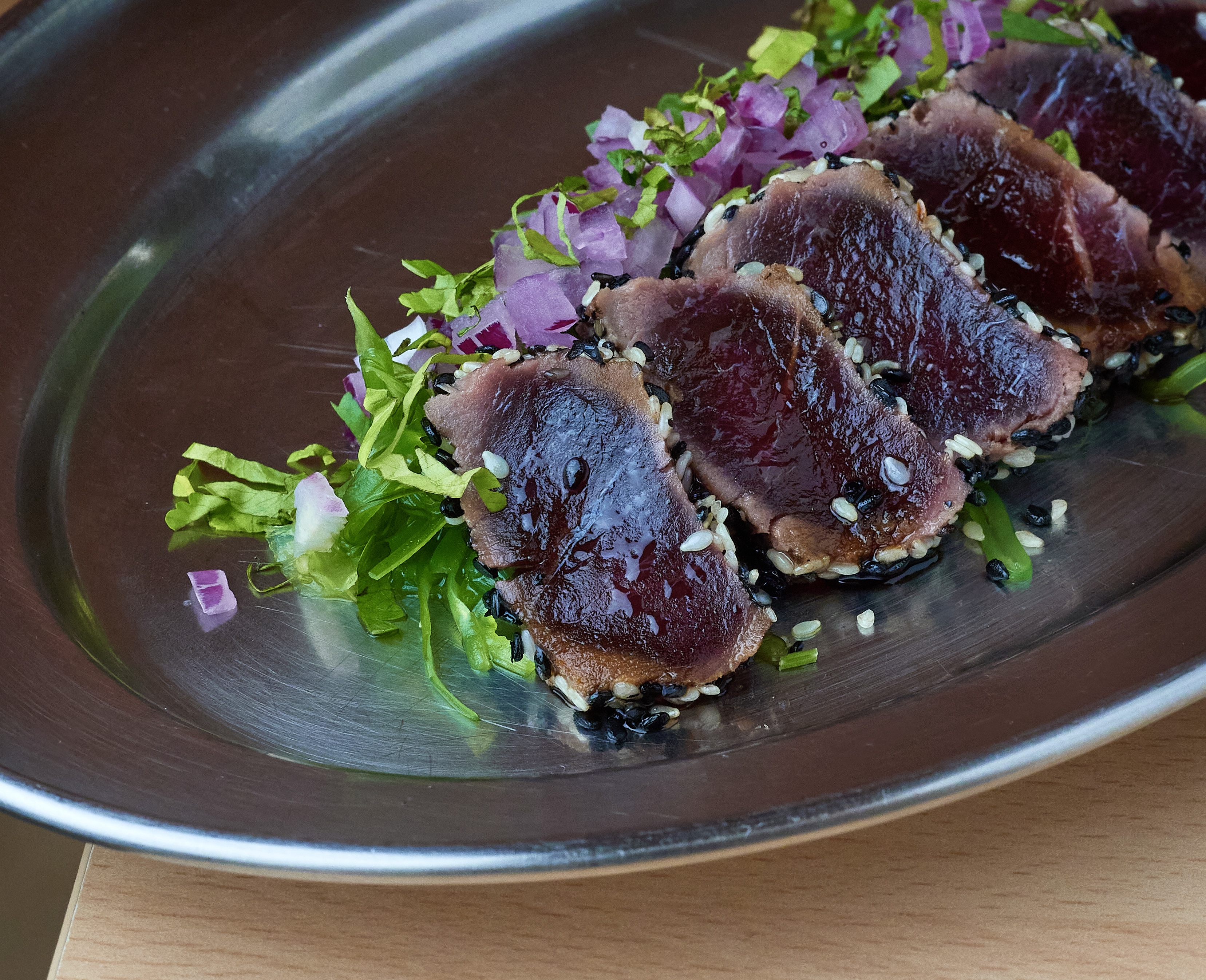 Tataki con alga Wakame